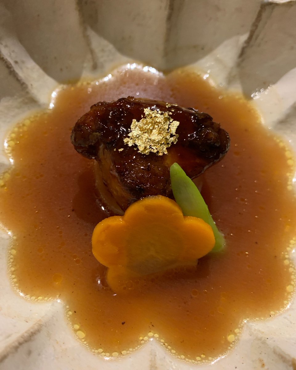 It's #ZOOOLocalFriday! ✨ This week, we've got our eye on the details that fine-tune the dishes at Sushi Hiroyoshi. Here, presentation is always considered as each type of cuisine is plated, elevating an already-delectable dining experience. 😍

#PrettyFood #DetailedFood