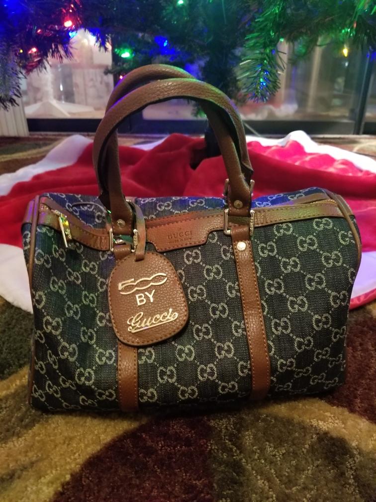 Purse bag available for you girl call 2564150990 for your guess and it is valued at any where between 600-800$ because I feel it to the stop so call on and guess between 1-100 do you have the number please call in make your guess God wants to bless you