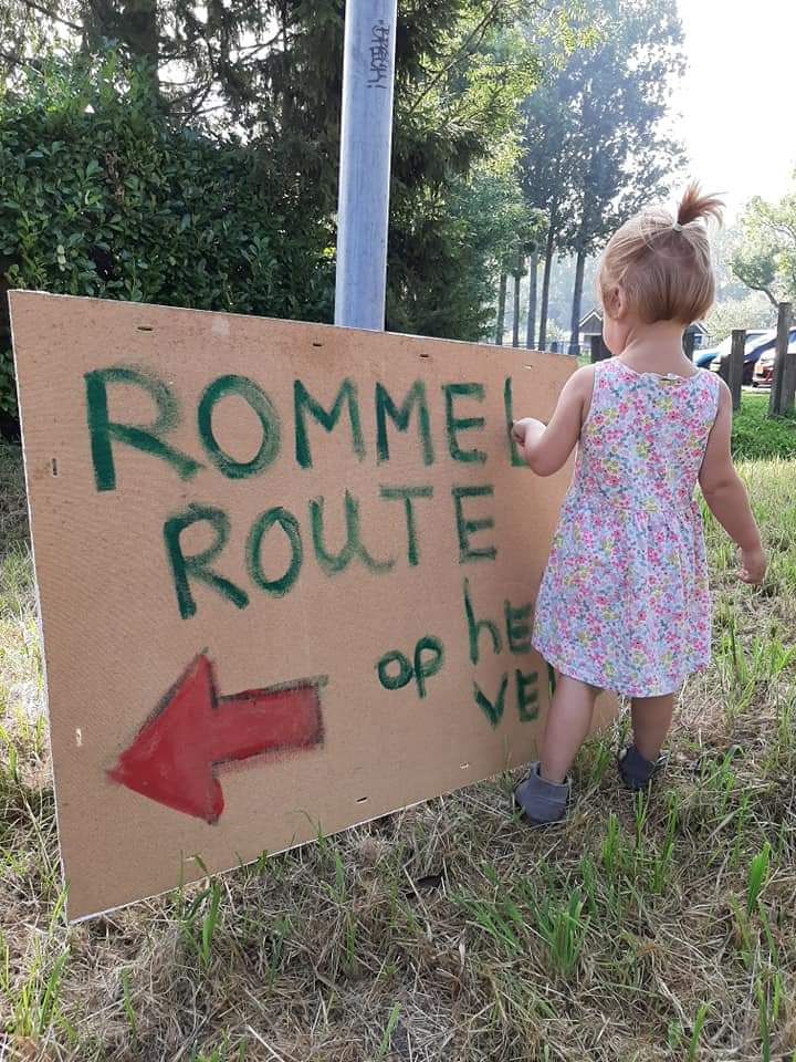 Vandaag precies een maand tot de #Rommelroute #Lunetten. Je kunt je als deelnemer inschrijven op rommelroutelunetten.info en bovendien alvast bekijken wat er zoal te koop is. De peuter op deze foto van de laatste editie gaat trouwens inmiddels bijna naar groep 3!