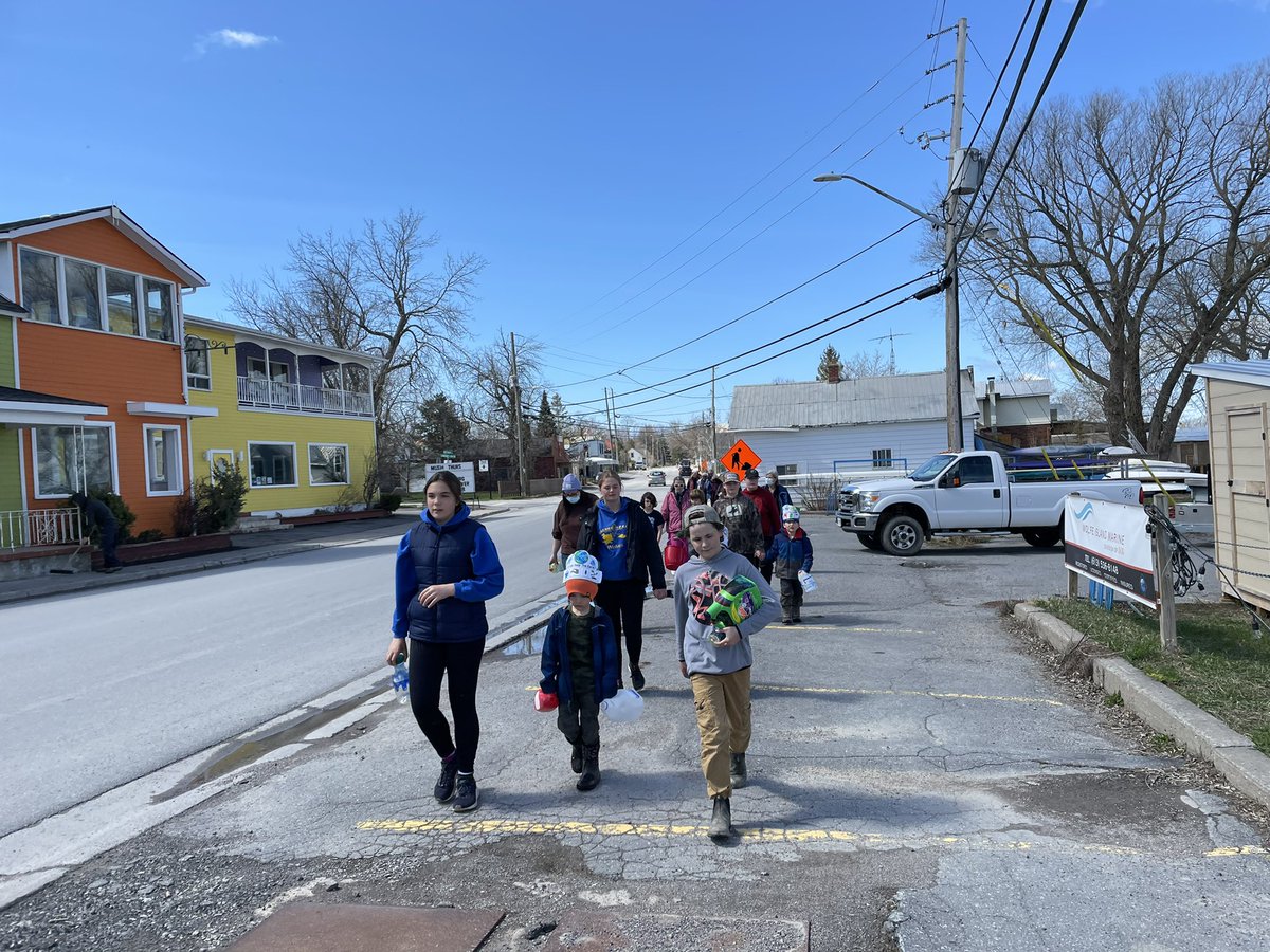 mllebenevides's tweet photo. Water Walk 💧🌊  What a beautiful and memorable #EarthDay spent outside &amp; learning from our Elders. @alcdsb_shrt https://t.co/dE41qjg9q1