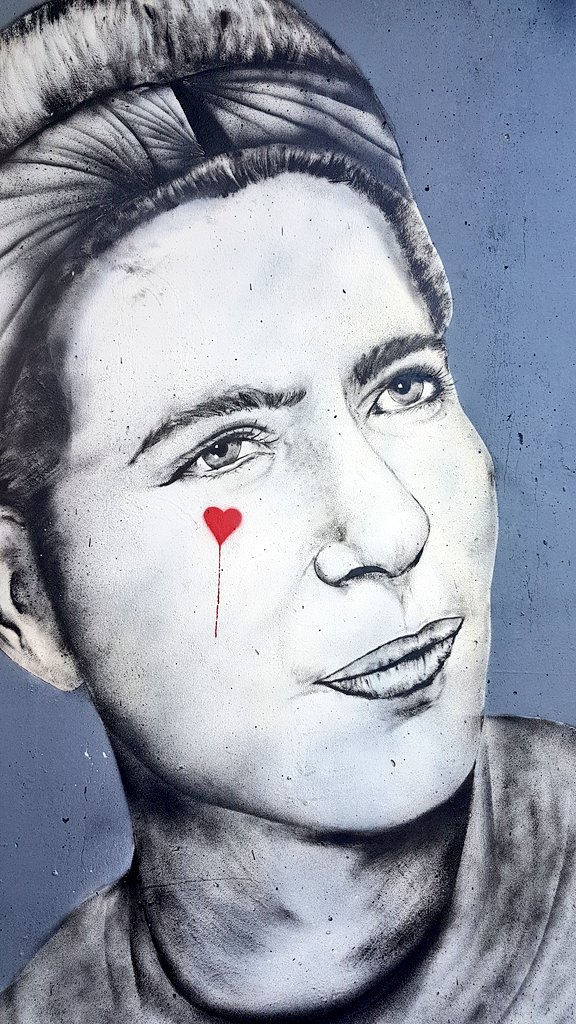 SabrinaCollenot's tweet photo. Un univers de couleur..ou pas, en perpétuel mouvement, des rencontres enrichissantes, un instant de paix #spot13 par un bel après-midi parisien allez faire votre propre expérience  #StreetArt @akelo.art https://t.co/IqosMPhBT4