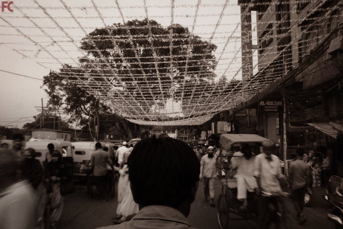 FocusClick_'s tweet photo. Zindagi kai haseen pal nikaley humne jeeteye hue - rickshaw mai baithey hue.
Name - Raahguzar #3
Photograph By - @Paras_jain_05
#focusclick #thefocus #streetofdelhi #meenabazar #streetphotography #FLASHBACK https://t.co/6SIpvdqIqo