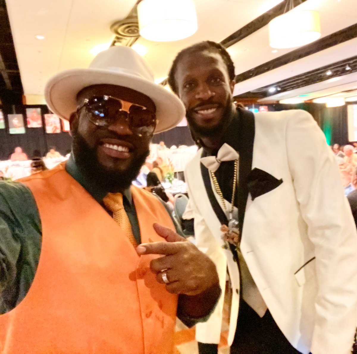 WMGarbageman's tweet photo. #305Update at 3:05
When you invite the Zoe’s 🇭🇹 🇭🇹 to a party, wedding, funeral etc… you already know we gon’ dress up!
Momma say “No white Tees” when you’re stepping out!
#MetroRailBoyz™️ ##2022UMSportsHallOfFame https://t.co/pxsQifotQP