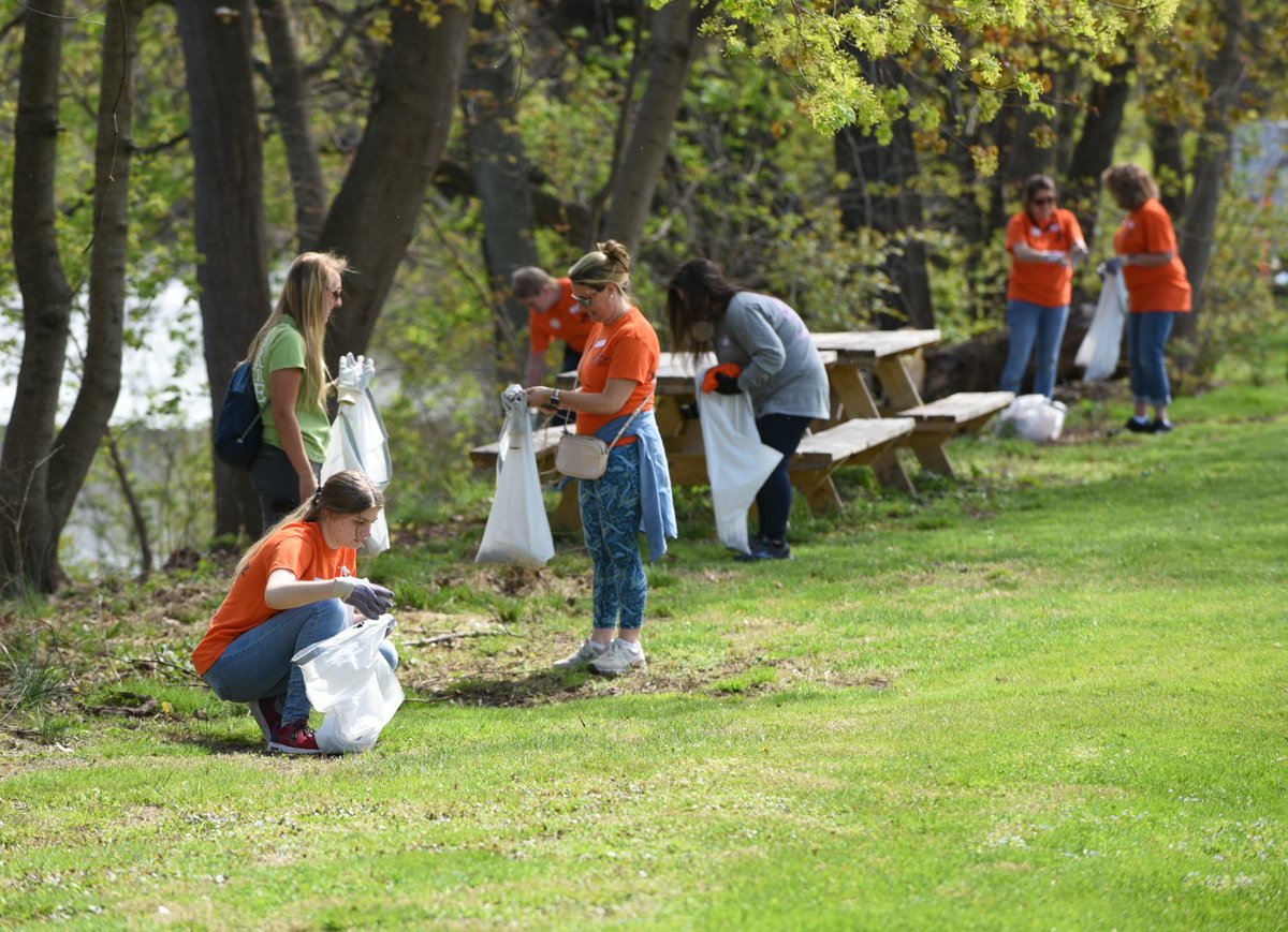 SusquehannaU's tweet photo. Happy Earth Day! π
This year, SU students & faculty joined the Susquehanna Greenway Partnership for a litter clean-up to improve the health of the Susquehanna River.
This project was a part of SU SERVE, our annual tradition of service.
#gosu #suserve #earthday https://t.co/YwYJ8P2HaZ