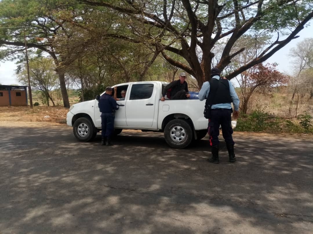 poliguarico15's tweet photo. #22Abr|| Funcionarios adscritos al SVP del CCP6, realizan saturación de áreas en la Carretera Nacional via Las Lajitas, garantizando resguardo y protección a todos los ciudadanos y ciudadanas que transitan por el Municipio Mellado.
#NoTeDescuidesConLaCovid 
#CCP6 https://t.co/EMXL76uTA9