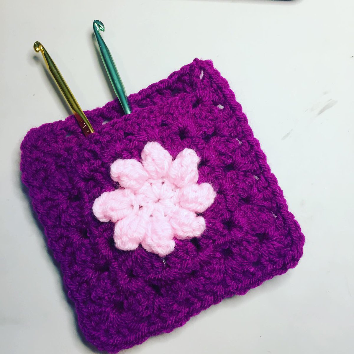 VeeByDefault's tweet photo. Happy Friday Crafty Fam🧶

Warmer weather means less time indoors, and less time to crochet.  This tote bag project is sized to-go and fits more than just your WIP and is a super quick project. Free pattern👇🏻

https://t.co/PWRgrXsJpw

#MHHSBD #Crochet #VeeByDefault https://t.co/9HYKjxov9U