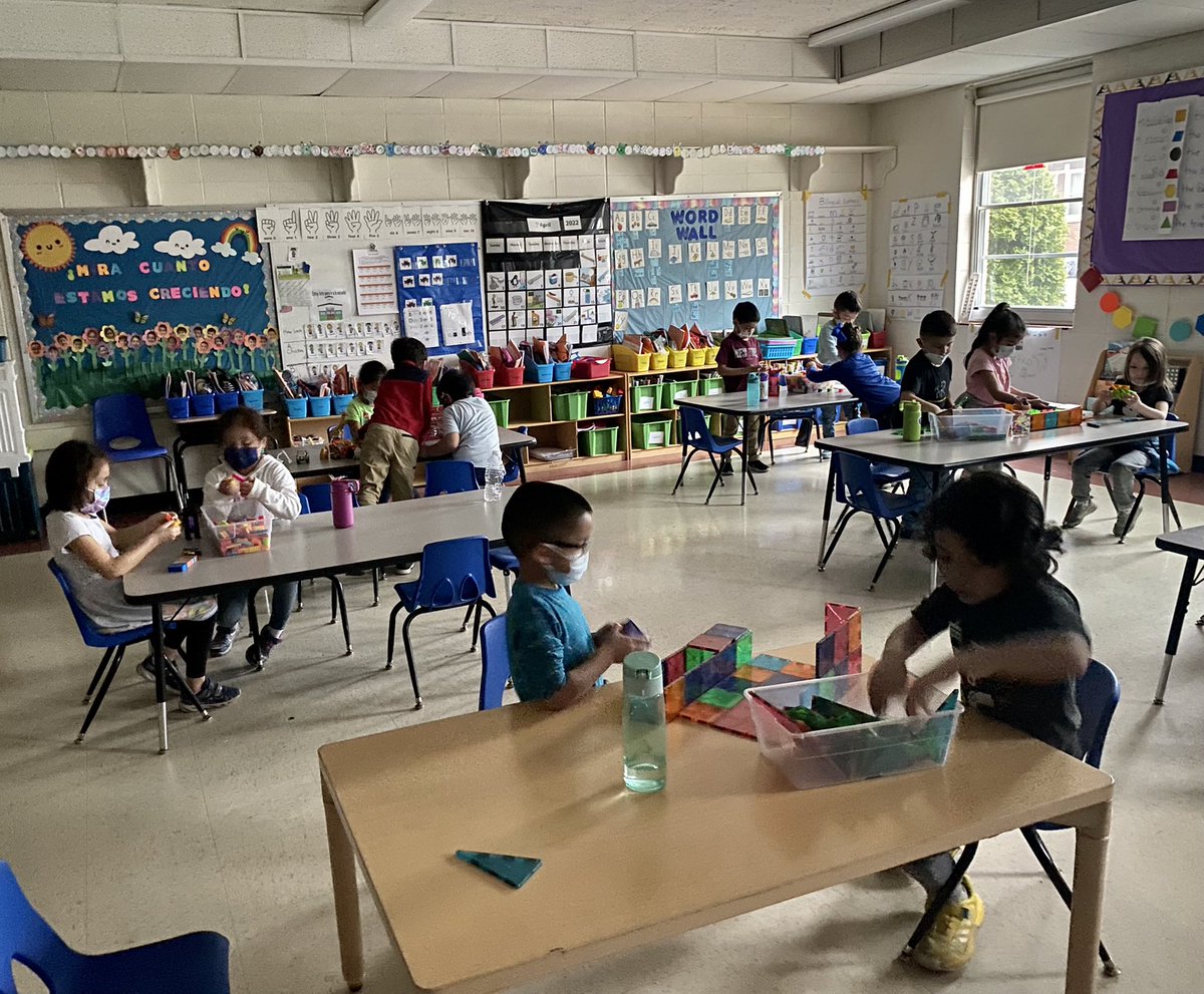 DeyseGarcia5's tweet photo. Reducing our use of electricity this afternoon! #ConservingPower #EarthDay2022 #EmersonD100 #bsd100inspira #bsd100inspires https://t.co/3OE5uhxDGQ