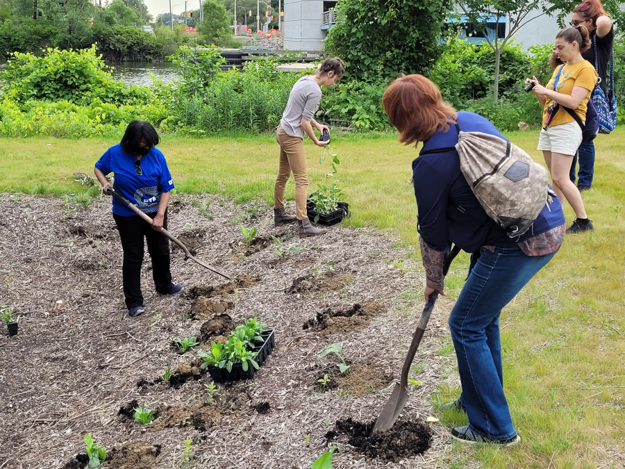 MotorCities's tweet photo. On this #EarthDay, we salute those organizations that have taken our Pollinator Pledge. Learn more about our efforts to protect pollinators and how you can get involved here: https://t.co/CvV5UQomEI #NationalParkWeek #sParkAction https://t.co/hvLDfImGy5