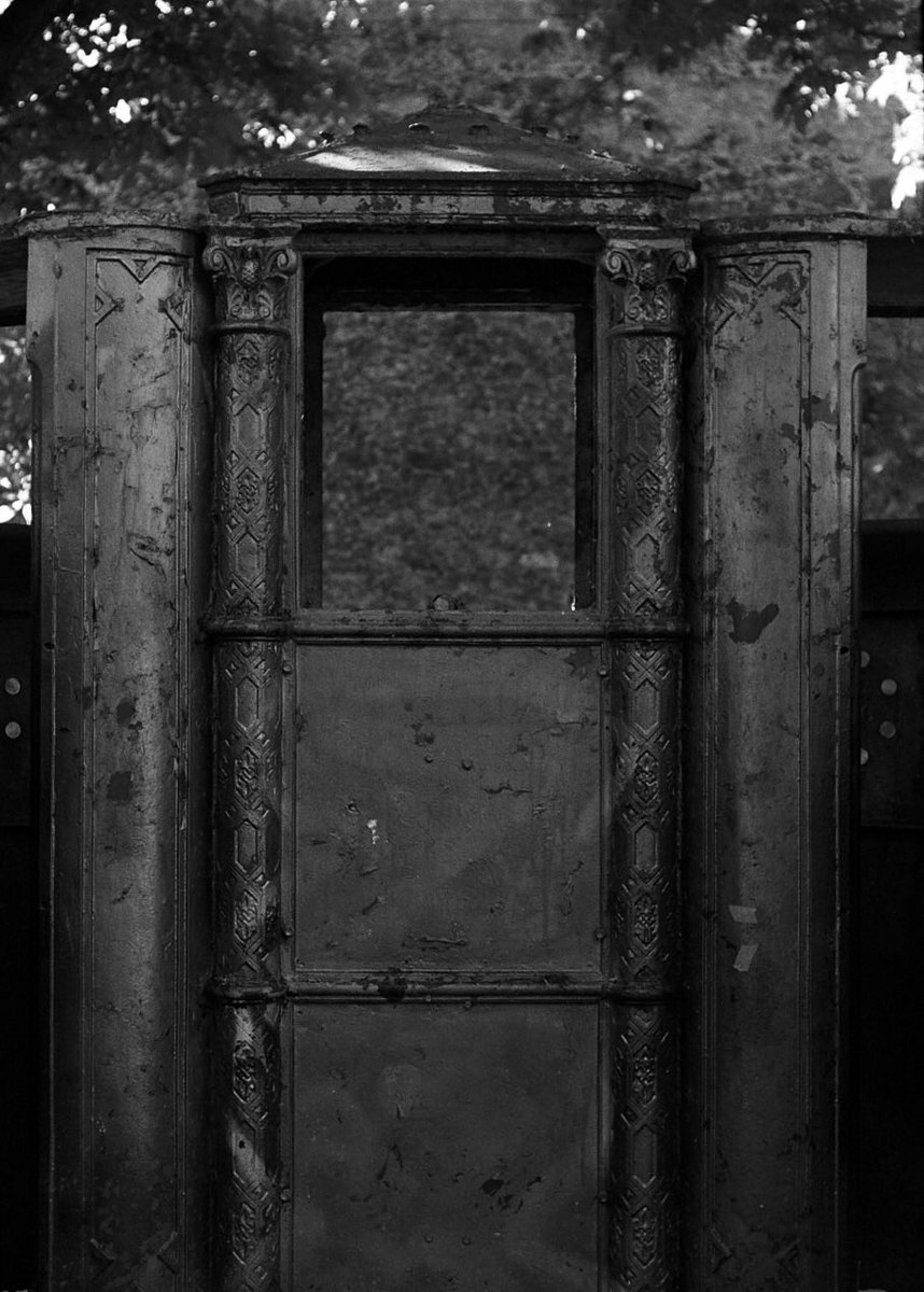 jpartlife2's tweet photo. Les VESPASIENNES
Elles doivent leur nom à l’empereur romain Vespasien. En 1834 les premières d’entre elles sont installées à #Paris. Ici, la dernière visible, au pied de la prison de la Santé, 75 Boulevard Arago 75014.
#vespasienne #blackandwhitephotography #streetphotography https://t.co/01ujmaez4l
