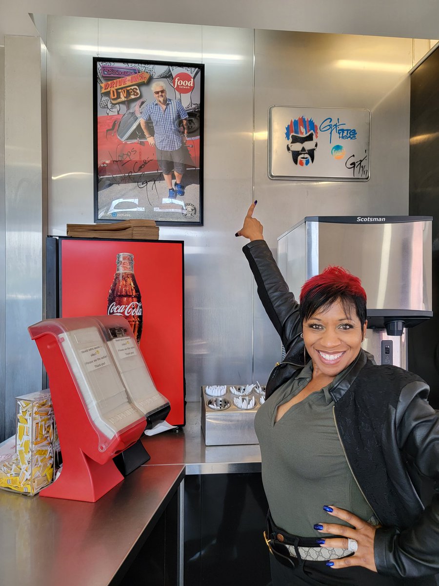 RealtorCONative's tweet photo. Oh snap!! I made it to @LoopsColumbus where my @GuyFieri ate at and their food is off the chain!!!! 🔥 🔥 🔥 I came all the way from Colorado and would do it all over again!!! Thank you so very much!!! https://t.co/si9PtADwq1