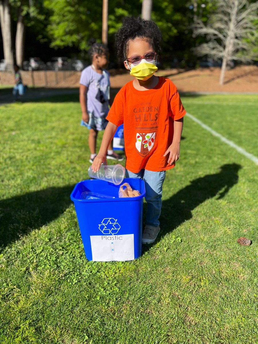BilalsPreKClass's tweet photo. Today is a MOST beautiful Earth Day!! ☀️🌎💚 These kiddos did a great job sorting and helping each other place the items in the right bins! ♻️🎉 #makinglearningfun #thisisprek @APSGardenHills @aps_OEL ❤️ https://t.co/vGShtZmFK5
