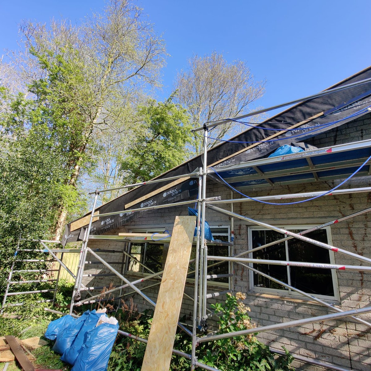 Bouwservice BSVD bsvd.nl
Wij zijn ook gespecialiseerd in renovatie rondom uw huis, deze werkzaamheden zijn uiteenlopend van dakrenovatie of dakreparatie.