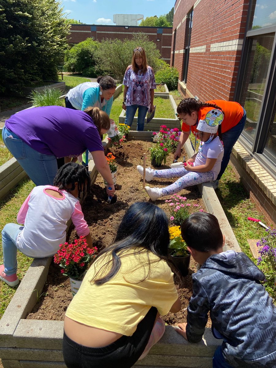 KinderMimosa's tweet photo. We spent the day reading, writing, and critically thinking about the earth and how we can make it better. We ended our afternoon planting beautiful flowers with special helpers in one of our school courtyards! Thanks @HomeDepot @MsKThompsonCST @SarahIttig @Mrs_Jones_ESOL ✌️💚🌏 https://t.co/aa33ddmlHT