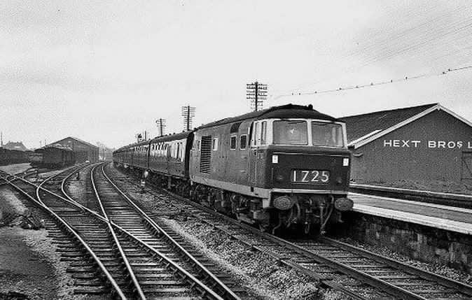 TomSingleton4's tweet image. Class 35 ‘Hymek’ approaches Bridgwater. 

Photo from Facebook. 

#Class35 #Hymek #BritishRail