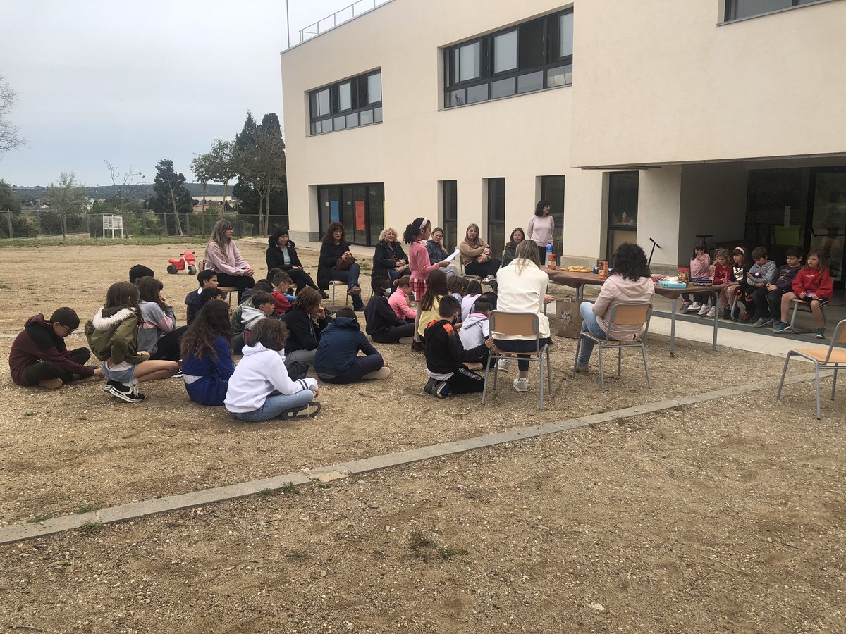 ZERMestral's tweet photo. Avui a l’ESCPortRodó @infocampredo celebrem sant Jordi com ens agrada: visita literària, tallers, contes amb les iaies de Vincles, berenar literari amb les famílies... GRàciES per les estones 🙌🏻compartides i per tantes 🗣PARAULES i 💋SOMRIURES https://t.co/F6MgUwcxY9