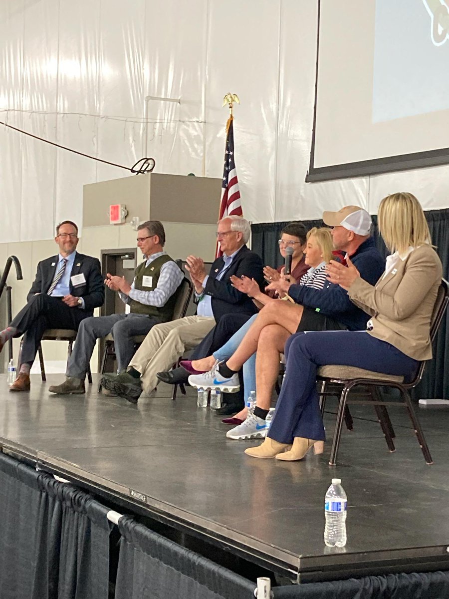 OregonCities's tweet photo. @MayorDrotz for a shout out from his good representative. We agree he is pretty awesome 💯#LOCSpring2022 https://t.co/T2hmHNq9du
