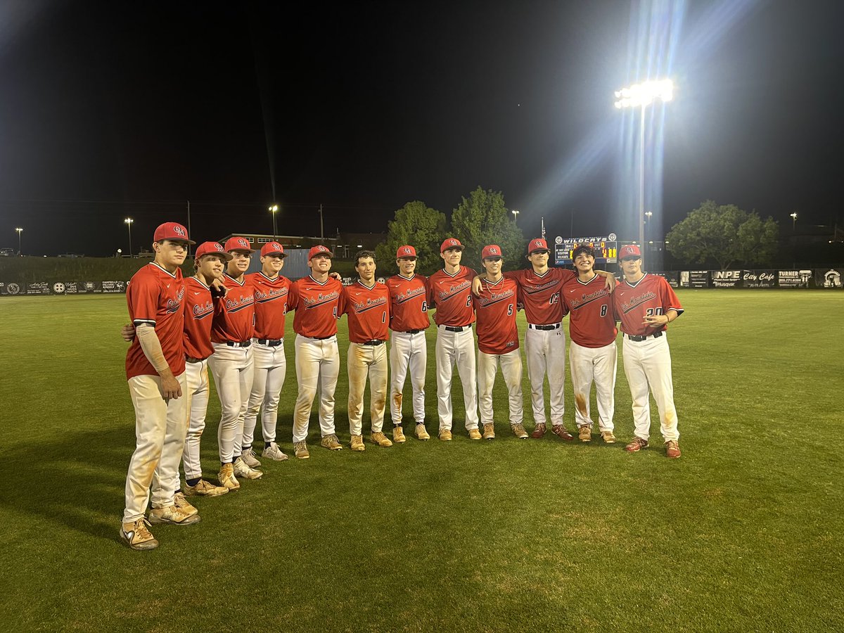 ExposOak's tweet image. Left the field with heads held high for the last time for these OMHS seniors.