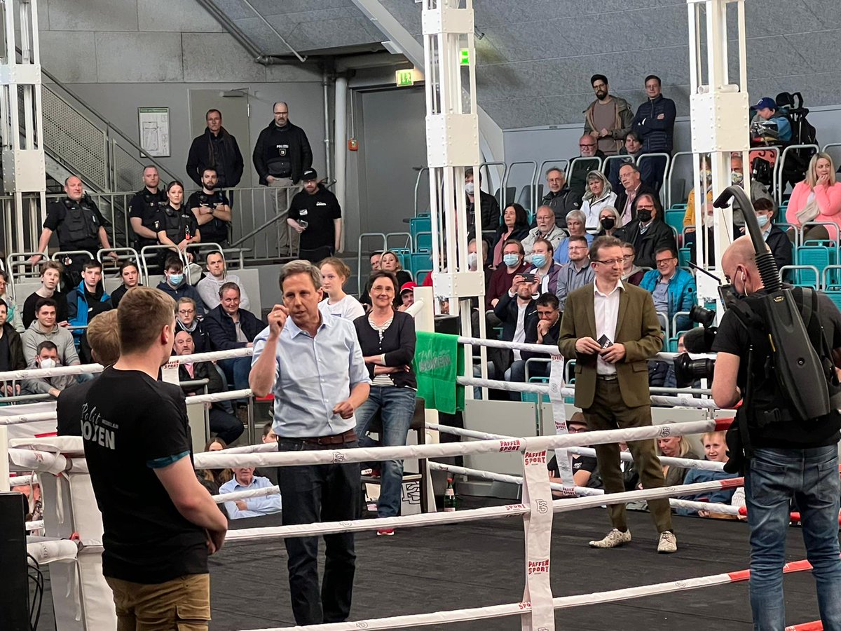 AlexanderBultm1's tweet image. Die Spitzenkandidaten steigen in den Ring beim #politboxen 
@t_losse_mueller zeigt Lösungswege auf, Daniel Günther beschreibt lediglich Probleme die er in den letzten 5 Jahren nicht lösen konnte.