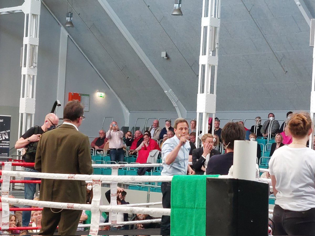 AlexanderBultm1's tweet image. Die Spitzenkandidaten steigen in den Ring beim #politboxen 
@t_losse_mueller zeigt Lösungswege auf, Daniel Günther beschreibt lediglich Probleme die er in den letzten 5 Jahren nicht lösen konnte.
