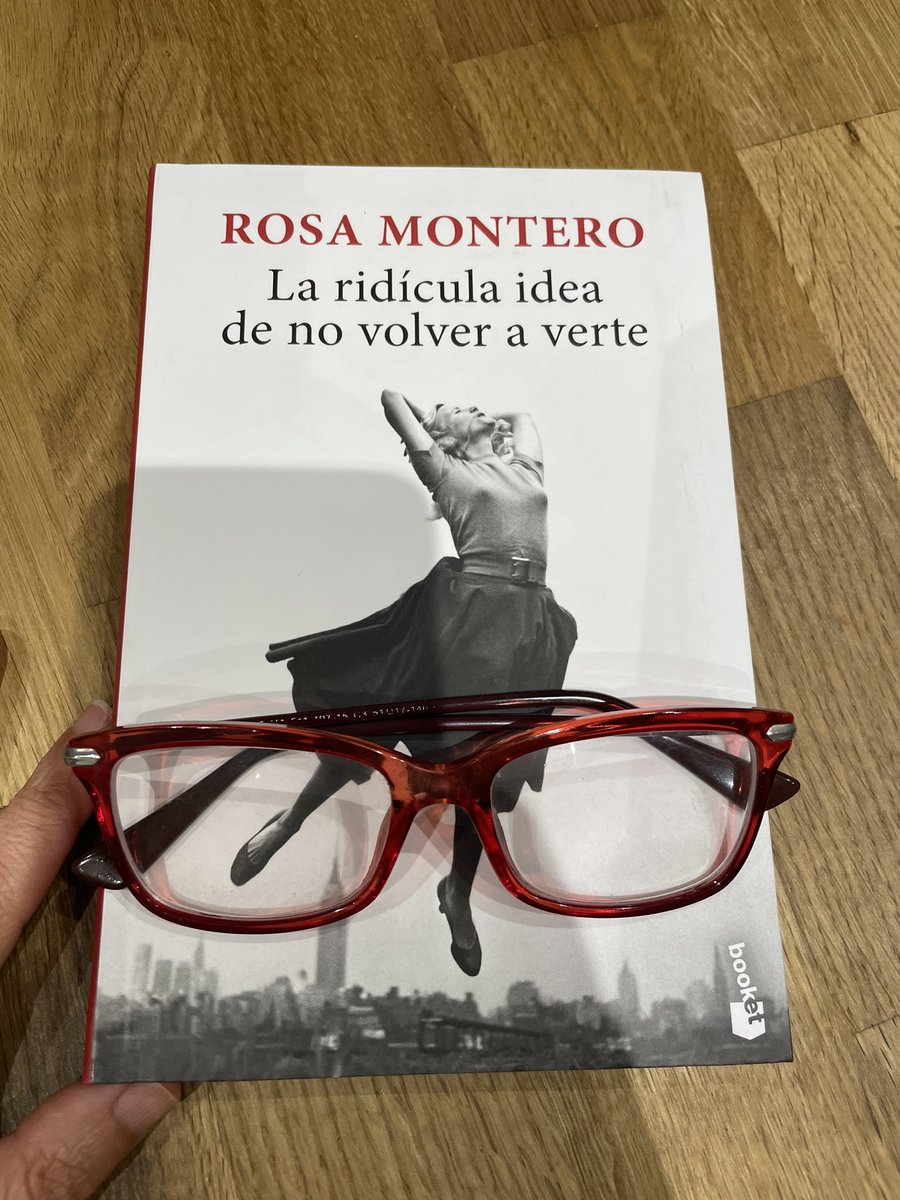 Rociobm1's tweet photo. Pues llegando el #DíadelLibro he incorporado a mi biblioteca personal una recomendación de María Jose😃, ‘La ridículamente idea de no volver a verte’ escrito por #RosaMontero. ¡Gracias, ya te contaré!  Viernes, lluvia 🌧 y libros 📚 😊, a mi #Timina también parece gustarle 😻 🐈. https://t.co/YzyEquG904