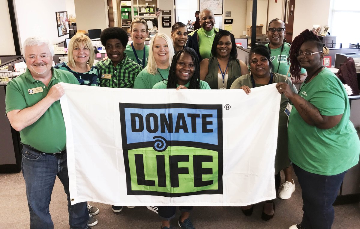 LouKyCourtClerk's tweet photo. Celebrating #DonateLife #BlueGreenDay &amp; showing our support for the lifesaving mission of organ &amp; tissue donation at the #JCOCCC! #BEEaDonor #bgspiritweek  😀💙💚  @DonateLife_KY @kentuckycourts @KACo @DonateLife https://t.co/pfLGObWxBI