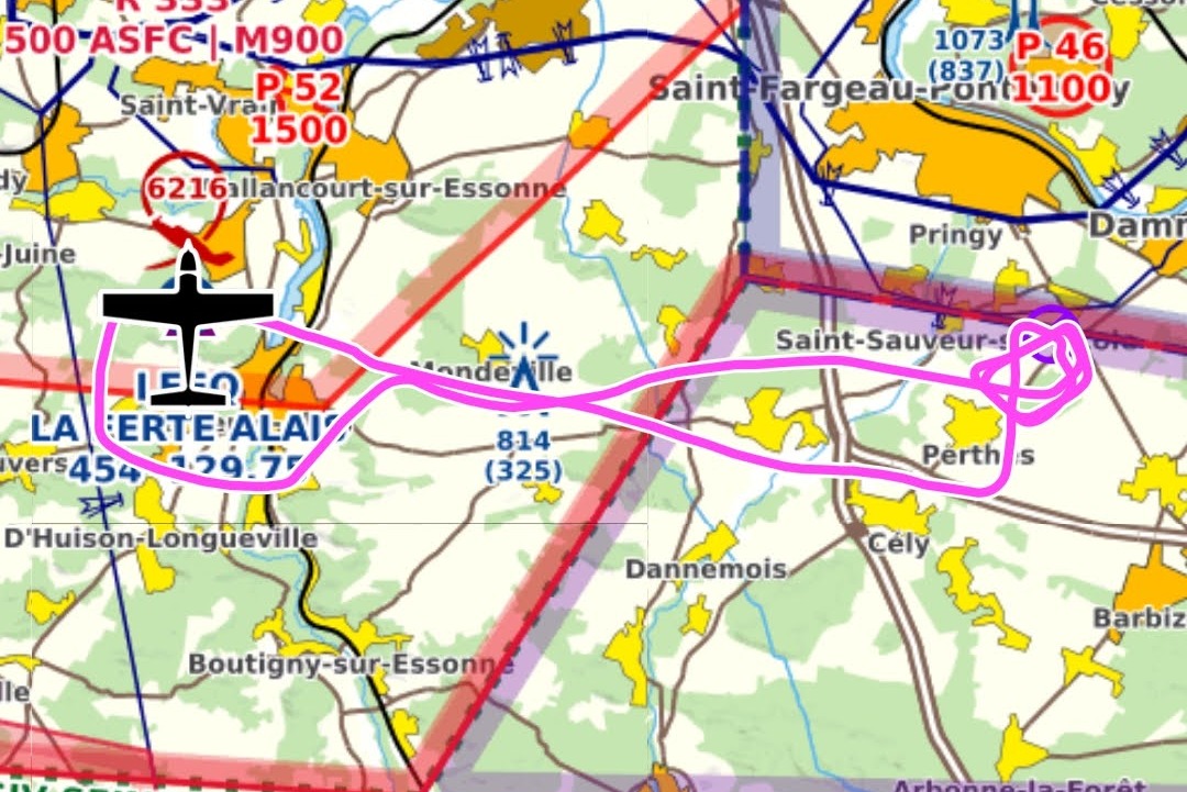 Globe_Spotter's tweet photo. Ce soir, un vol agréable jusqu'à l'aérodrome d'Orgenoy (LF7754). Terrain complétement inconnu pour moi mais premier "Kiss Landing" lors de mon deuxième atterrissage, comme quoi tout arrive. Que du bonheur !! 🥰🛩️🛩️
#ULM #ULMGeeks #ULMPassion #ULMLiberte #ElevePilote @FFfplum https://t.co/kNFtpuDar4