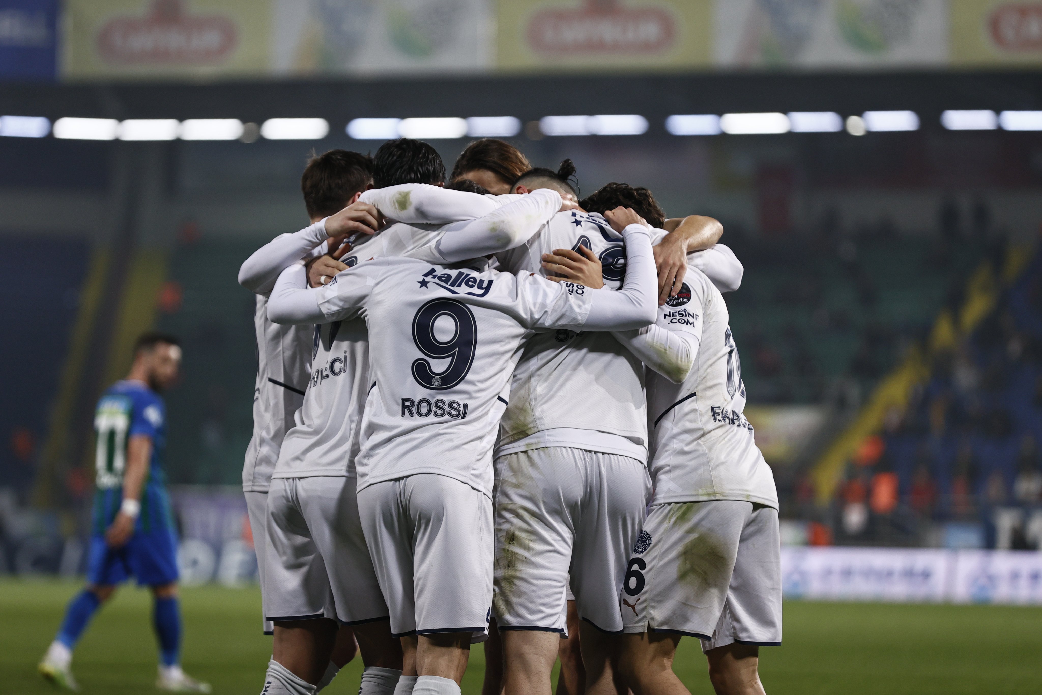 Fenerbahçe takımının Rize deplasmanında gol sevinci