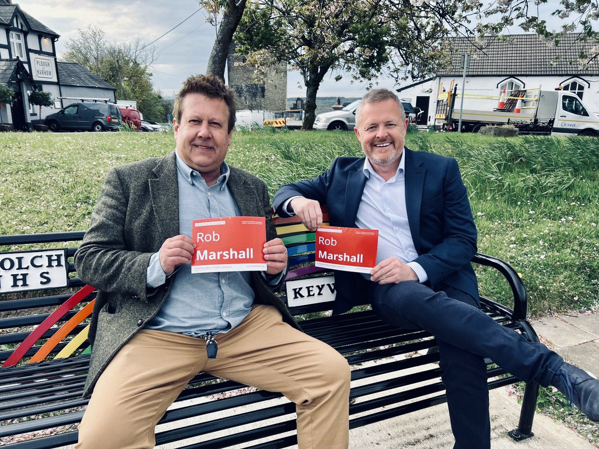 Good to catch up with @RobJMarshall & team in Llangyfelach to discuss the work he’s been doing on safe routes to school & other local priorities - vote for Rob for a diligent, community-focussed local @SwanseaLabour councillor who’ll get stuff done. Pob lwc gyda’r ymgyrchu!🌞🏴󠁧󠁢󠁷󠁬󠁳󠁿🌹