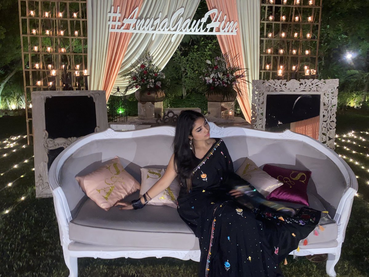 pinteresttgf's tweet photo. Black saree supremacy https://t.co/F2jMPZFqvv