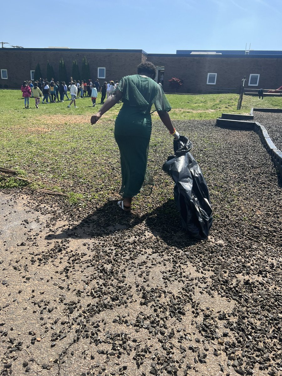 ahoff1538's tweet photo. Happy Earth Day! 6th grade doing our part! We are in this together! 
@perkinsonreads @Warren_Elem https://t.co/yzjIKdWkGI