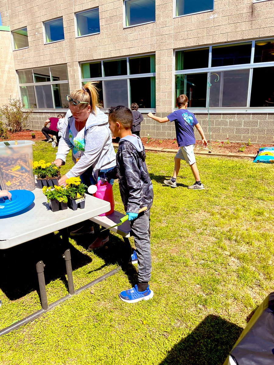 learndaley's tweet photo. Third graders beautified the courtyard at MES for all to enjoy! Happy Earth Day! Thank you for organizing this fun day Mrs. Congelli! https://t.co/KmURk6hYKx