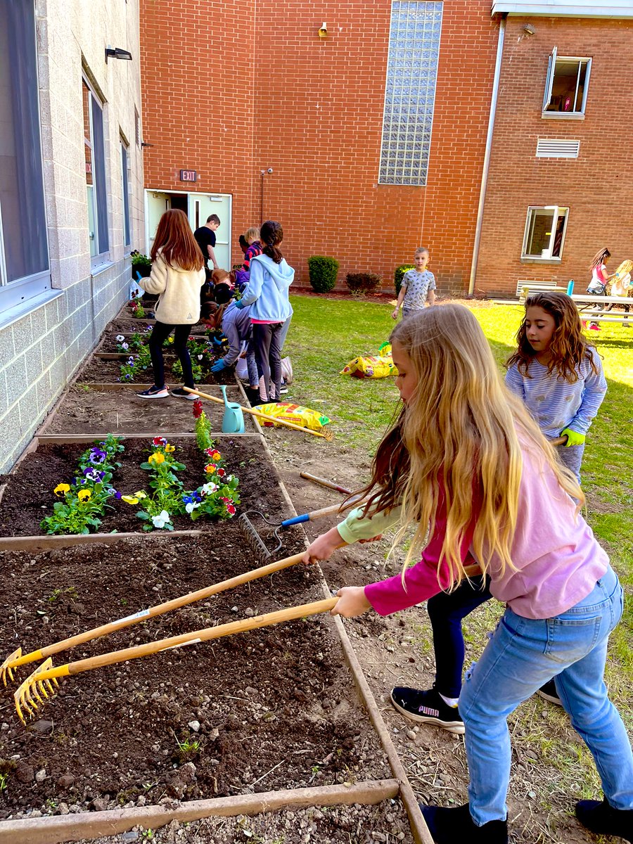 learndaley's tweet photo. Third graders beautified the courtyard at MES for all to enjoy! Happy Earth Day! Thank you for organizing this fun day Mrs. Congelli! https://t.co/KmURk6hYKx