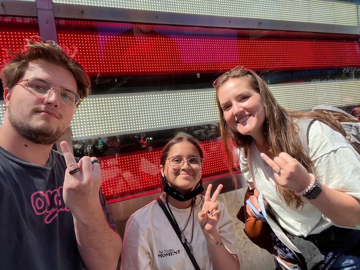 LorrenBee's tweet photo. My favorite picture :] @Sneegsnag @HannahJamma thank u so much u are so nice and tall lol and thank u Sneeg for the advice to be a streamer  <33 https://t.co/mjMcwOiy6X