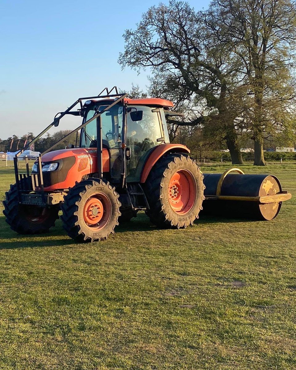 ThetBulldogsFc's tweet photo. The work continues on the top field at Euston, after the brilliant efforts of spreading over 30 tonnes of topsoil on Monday tonight it was rolling in preparation for seeding..
#UpTheBulldogs #BulldogsFC #grassroots https://t.co/tuEam1dYGJ