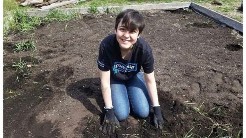 Get your hands dirty tomorrow at UCSC's Earth Day of Service, where you can both enjoy the beautiful weather AND give back to our community! Sign up here: docs.google.com/forms/d/e/1FAI…