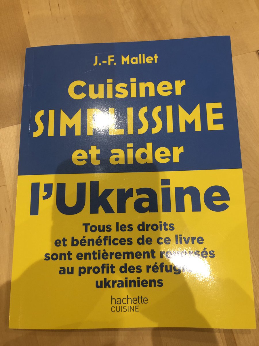 Gomgauth's tweet photo. Arrivée à la maison et voilà un nouveau défi pour après le stage #pidapi qui commence demain ! 10€ pour les Ukrainiens et plein de super recettes à cuisiner ! Je vous conseille de l’acheter ! #simplissime #ukraine https://t.co/FrsASr3nNW