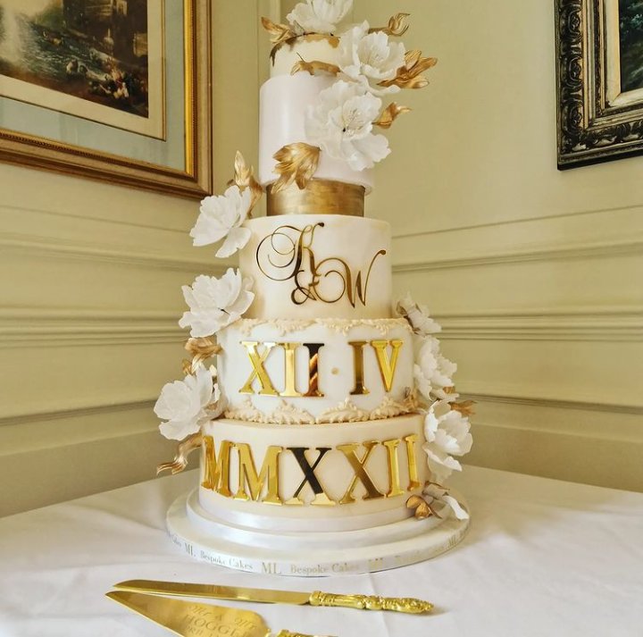 KraftsbyKristen's tweet photo. We were honoured and pleased to be asked to make the acrylic toppers for this amazing wedding cake by @mlbespokecakes
This cake looked absolutely fantastic! ๐ฅฐ
#cake #tiercake #acrylictopper #toppers #acrylic #acryliccharms #charms #itv #cakemaker #essex #gold #weddingcake #wed https://t.co/FYKqvJ9mHR