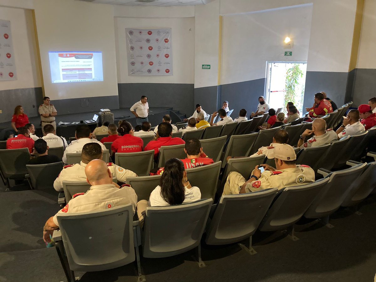 sergioramloz's tweet photo. Esta mañana 80 instructores pertenecientes a @PCYBOMGDL y @UMPCyBZ se reunieron en #base5 de #Guadalajara con el objetivo de compartir experiencias y construir juntos el proyecto intermunicipal de #capacitación. Próximamente les daremos más noticias al respecto. https://t.co/AaBGDQnrA6
