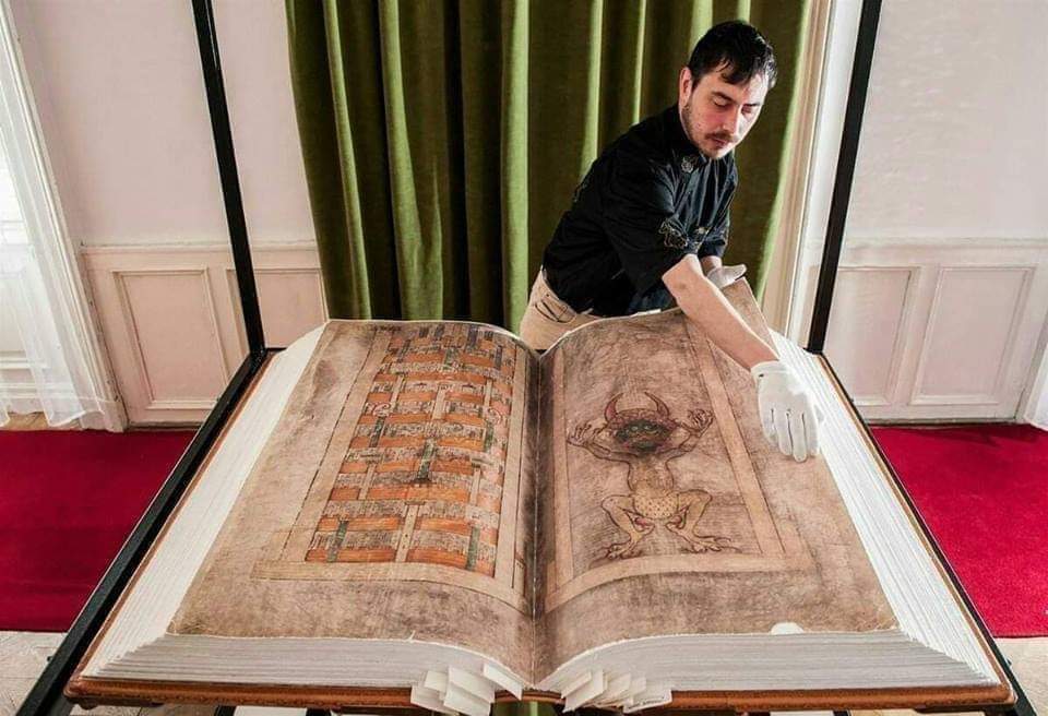 redhistoria's tweet photo. El Codex Gigas:
 El manuscrito medieval más grande que existe, creado por un solo escriba a principios del siglo XIII. A veces se le llama "La Biblia del diablo" debido a una gran imagen inexplicable de él.
Escrito en latín presuntamente por el monje Germán el Recluso. https://t.co/VBKT0hahw0