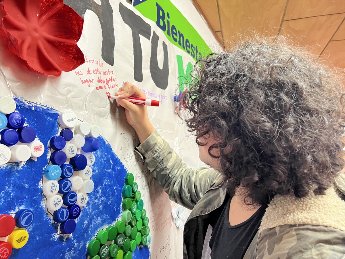 ucentralbogota's tweet photo. Mensajes de la comunidad centralista en el mural del Día de la Tierra #UCentralPorElPlaneta 🌟♻️ https://t.co/e6rrtvtotH