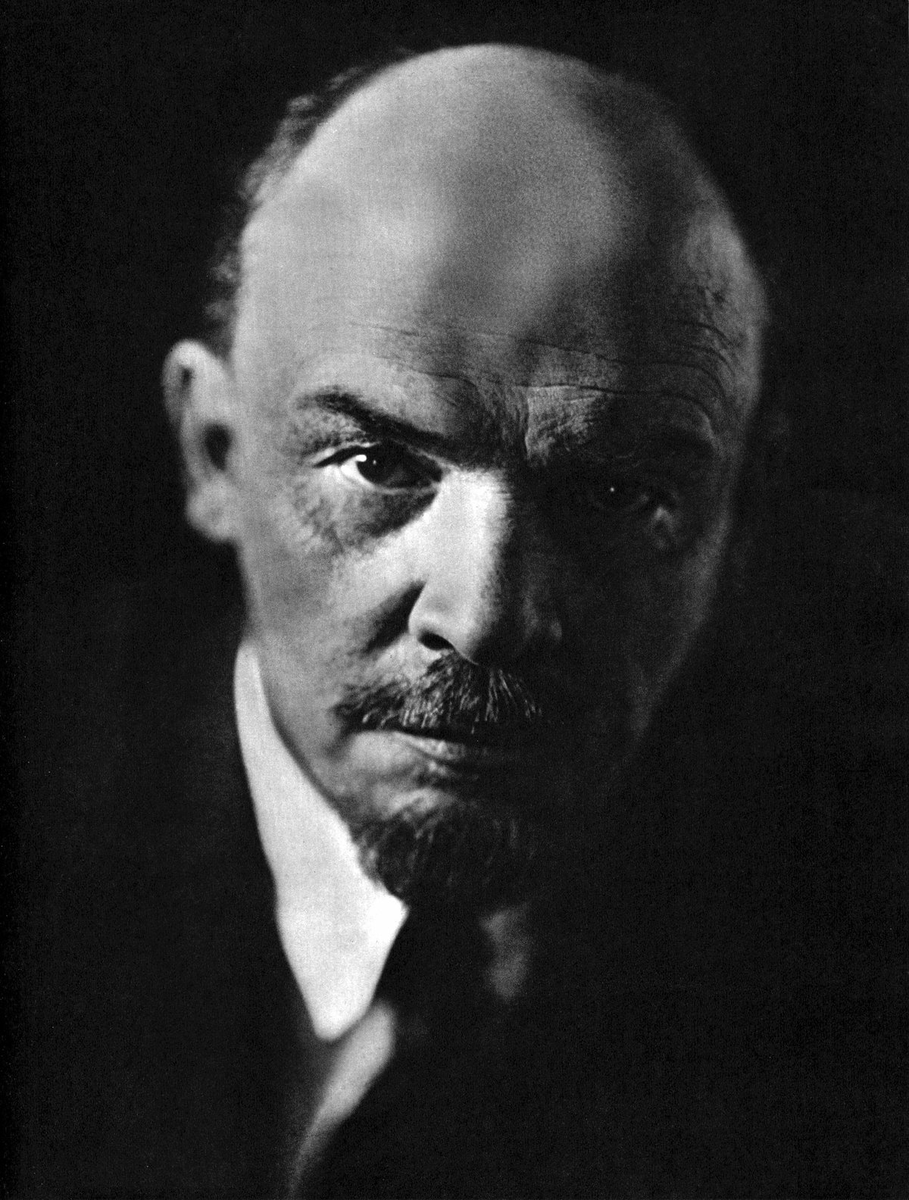 Застенчивый, простой и милый,
Он вроде сфинкса предо мной.
Я не пойму, какою силой
Сумел потрясть он шар земной?