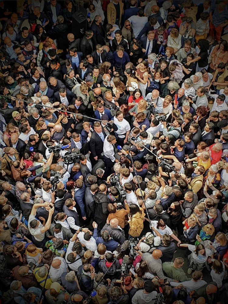 What an incredible pic of Macron’s last day of campaigning !
(and I sincerely feel for his bodyguards…)

#FrenchElection 
#electionpresidentielle2022