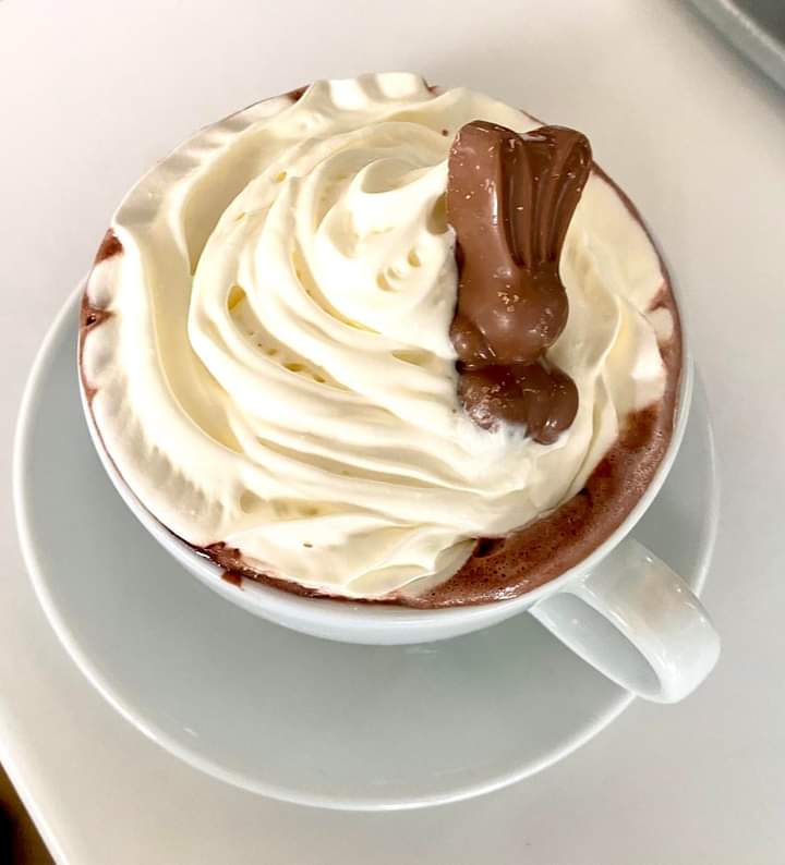 OctopusLoungeNP's tweet photo. It’s the last weekend of the #EasterHolidays &amp; of our #Easter specials, including: 
☕Bunny in a hot tub hot chocolate 
🐰Easter themed brownies
🍦Ice cream filled hot cross buns 
🍨Easter egg sundaes 

Available whilst stocks last! #specials #LastChance https://t.co/AO72DJnnvS