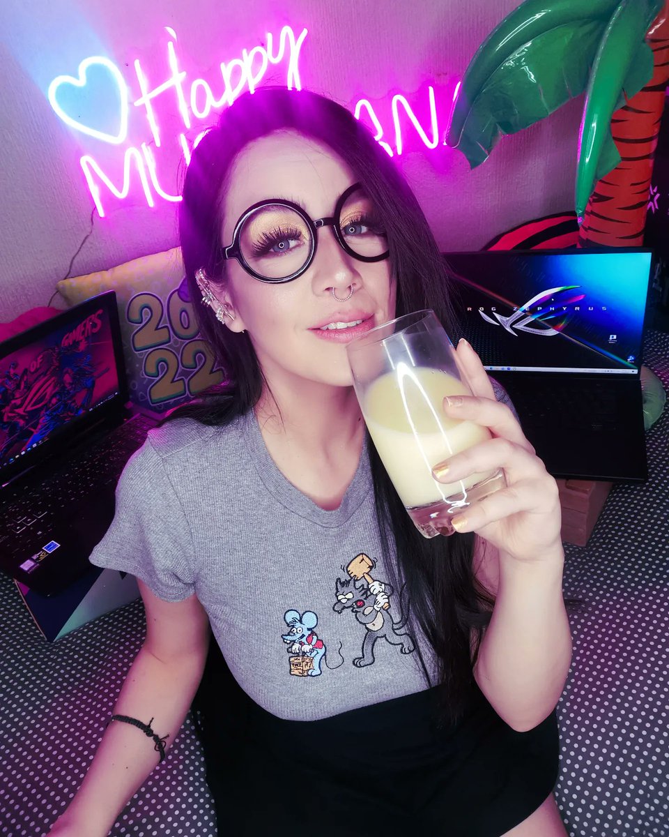 happymusarana's tweet photo. Juguito pal calor mientras trabajo 😬🎮
... #ROGirls https://t.co/vnxDvfZ66t