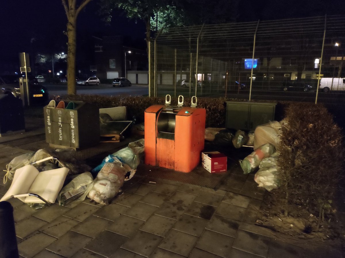 'Stortplaats Kardinaal de Jongstraat' Oss. 
Wanneer komt er voor een periode een camera te hangen??? #oss #afval