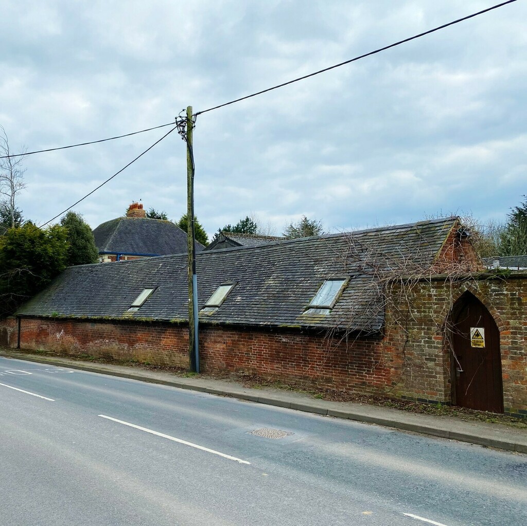 fnBrit's tweet photo. With all the recent reminiscing about my past and leaving Atherstone for California so many years ago, it was somewhat surreal to find myself abruptly going back. 
.
You know all those clichés about not being able to go home again - not really - because … https://t.co/NE6KWhre3D https://t.co/kOL21Fnxit