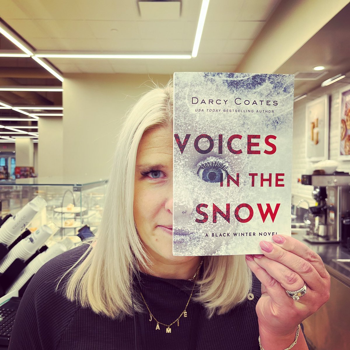 It’s raining outside. 🌧 Perfect day to cuddle up with a book that really gets your blood boiling. Our #bookface is here to recommend one of our favorite #spookyreads 😱 Come see us at the bookstore! 📚
#bn #bnbuzz #bookfacefriday #horror #BookRecommendation