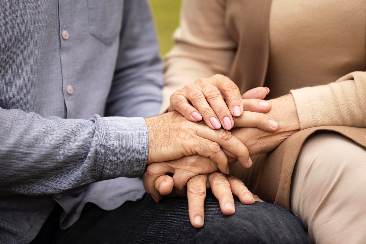 ¿De dónde surge la discriminación hacia los #AdultosMayores? 🤔👵🏼👴🏼 según la académica de <a href="/TSocialUC/">Trabajo Social UC</a>, <a href="/sarycaropuga/">Sary</a>, y el médico geriatra de <a href="/ucchristus/">UC CHRISTUS</a>, <a href="/jorgebrowne/">Jorge Browne</a>, factores como los estereotipos son parte de esta problemática. Más en <a href="/revista_paula/">Paula.cl</a>: bit.ly/3vCYloV