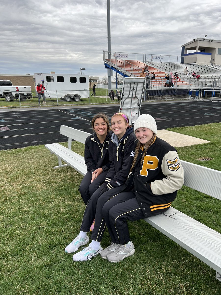 Eddie’s Invite … track runners supporting their pole vault teammates as they compete!#ladykingsmentrack
