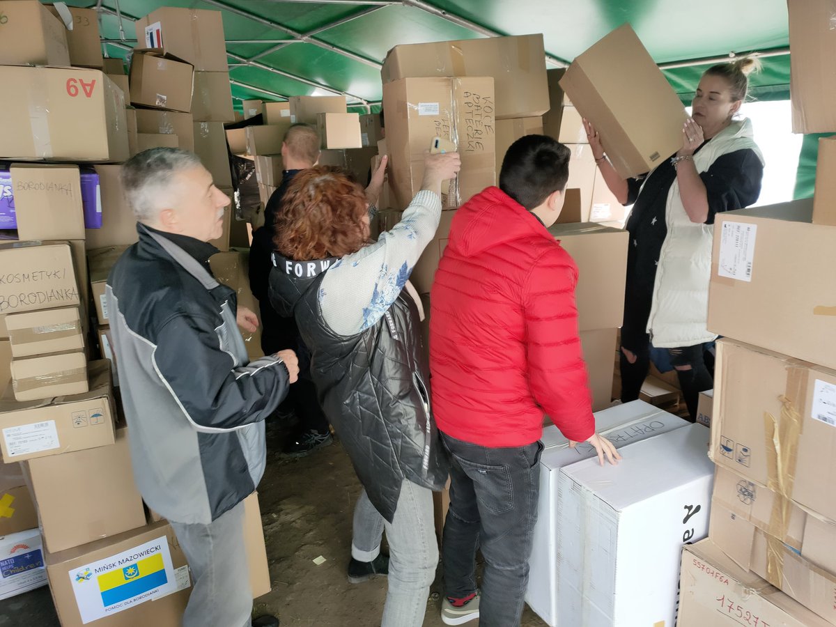 CichonAlicja's tweet photo. #MińskMazowiecki dla #Borodianka 🇵🇱🇺🇦 Dziś zapakowaliśmy 3 większe busy, 1 średni, osobówkę i coś na front dla jeszcze jednego chłopaka. 2 dni opisywania i segregowania. Ekipa wolontariuszy w dechę! ❤️ #StandWithUkraine️ https://t.co/h9Mnri6zE1